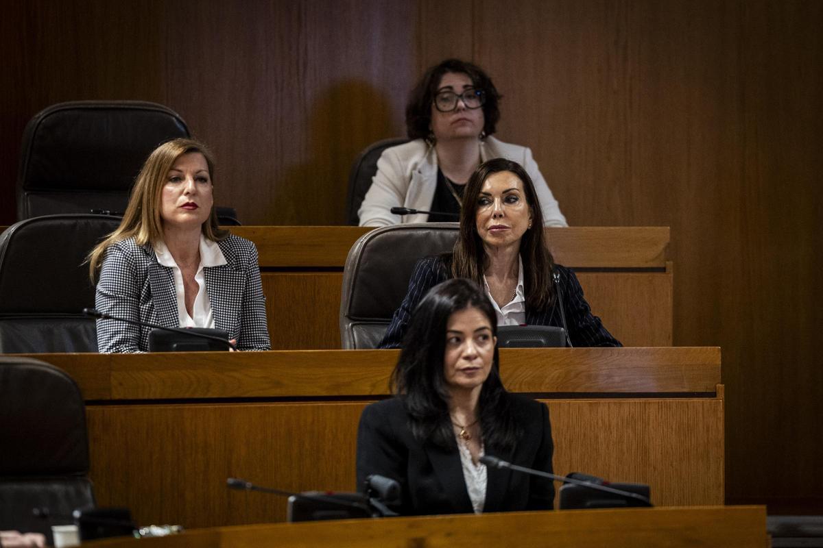 La expresidenta de las Cortes, Marta Fernández, junto a las diputadas de Vox Aranzazu Simón, Ana Isabel Pardo y María Lorena García.