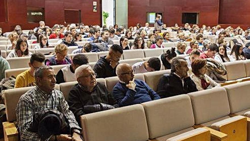 Público asistente a la charla impartida por la Guardia Civil en el salón de actos del campus.