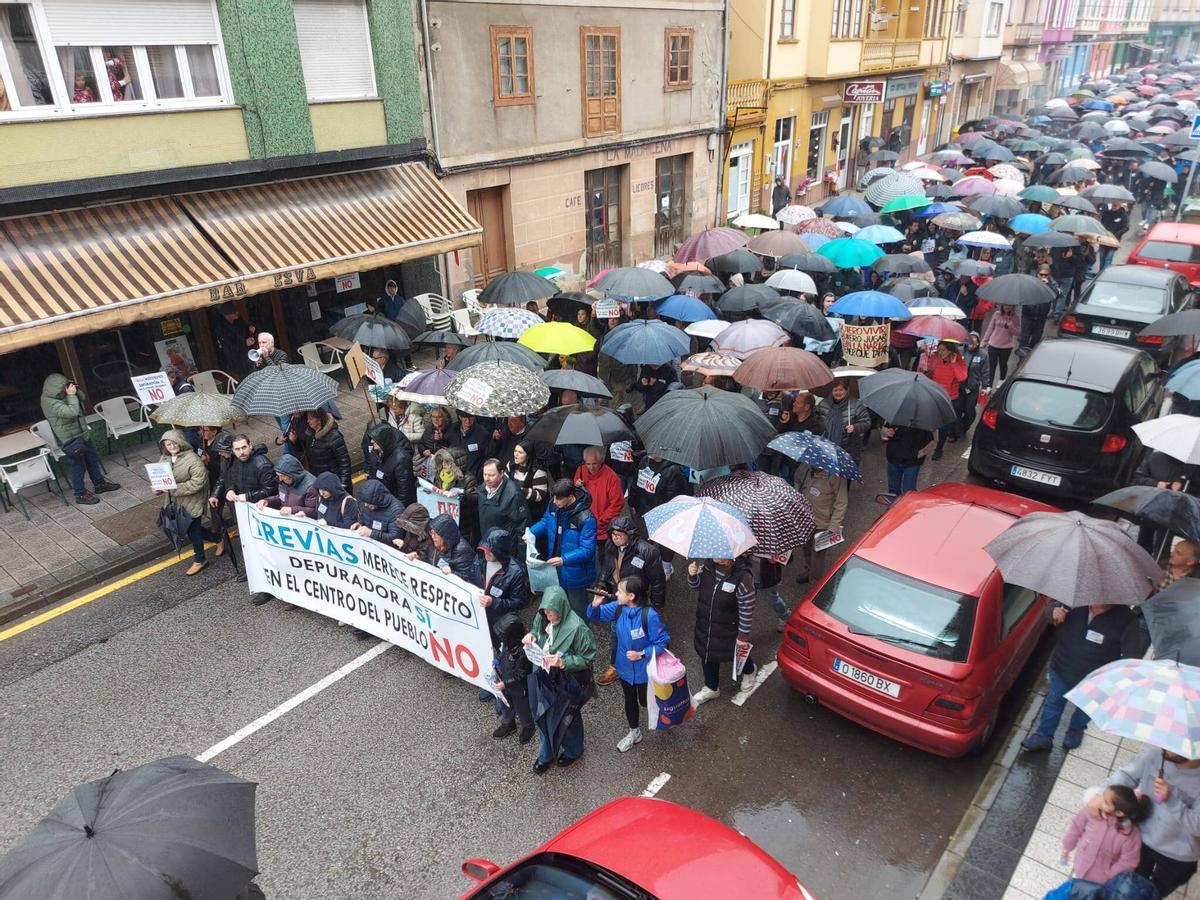 Manifestación en Trevías, el pasado domingo, contra la ubicación prevista de la depuradora.