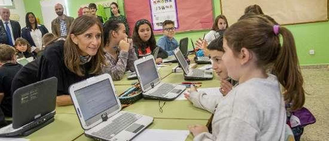 La conselleria Pomar en el colegio carballiñés // Carlos Peteiro