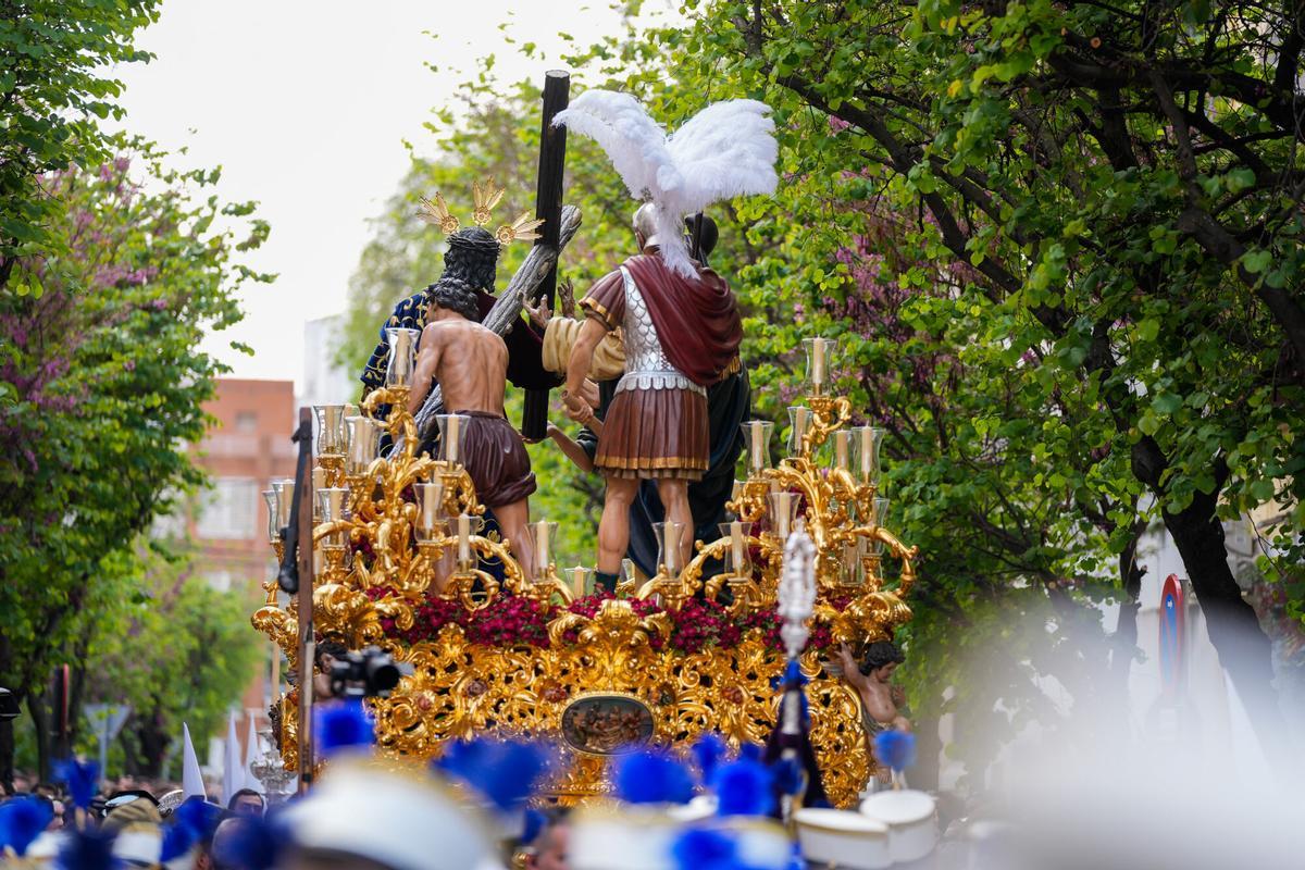 La Hermandad de la Paz hace estación de penitencia a la Catedral de Sevilla. A 13 de abril de 2025 en Sevilla, Andalucía (España). La Semana Santa es una de las celebraciones más importantes para los católicos, y en Sevilla adquiere una dimensión especial. Durante más de una semana, la ciudad se transforma: cerca de sesenta cofradías recorren sus calles entre el Viernes de Dolores y el Domingo de Resurrección, acompañadas por miles de nazarenos, costaleros, músicos y devotos. 13 ABRIL 2025 Joaquin Corchero / Europa Press 13/04/2025. Joaquin Corchero;