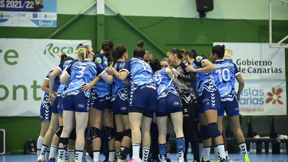 Las jugadoras del Rocasa hacen piña antes del partido junto a su cuerpo técnico