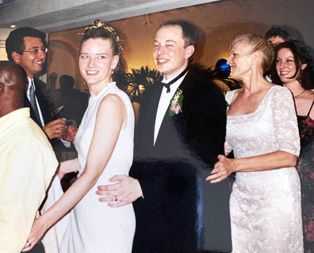 Justin Wilson y Elon Musk, bailando la conga durante su boda, en el 2000.