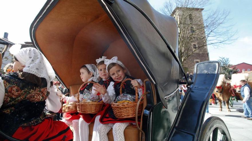 Niñas en el desfile de El Bollo de 2016.