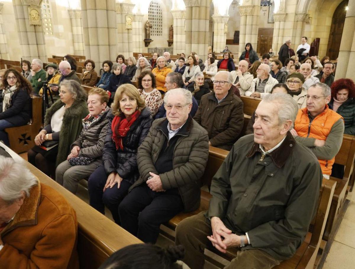 Asistentes al pregón de la Asociación Belenista, ayer, en la iglesia de San Pedro. | ÁNGEL GONZÁLEZ