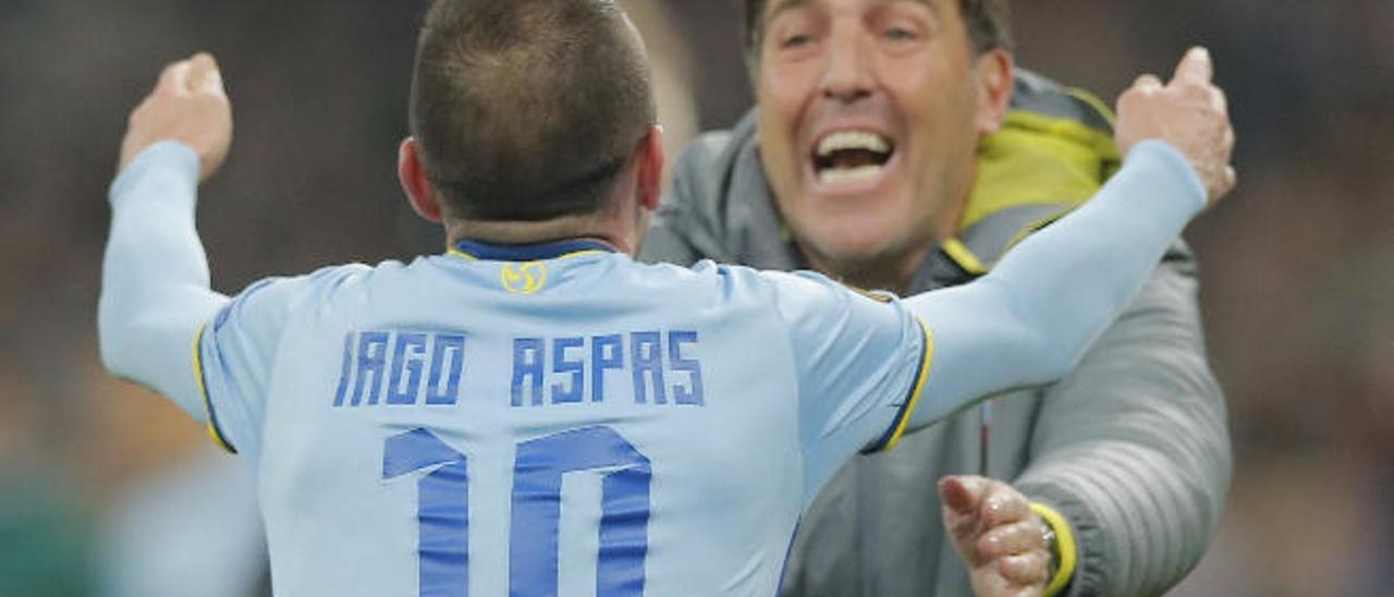 Aspas celebra con su entrenador, el argentino Berizzo (d), el gol en octavos de Liga Europa al Krasnodar en Rusia.