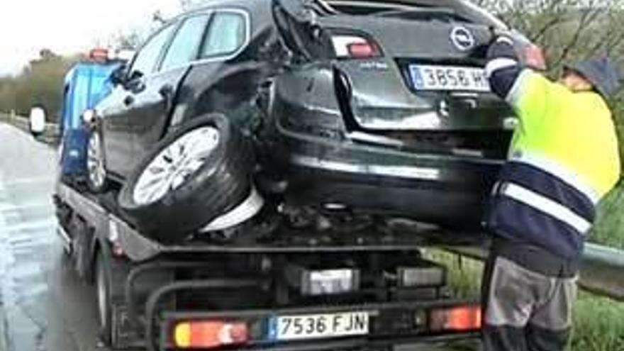 Uno de los coches siniestrados en el accidente de ayer.