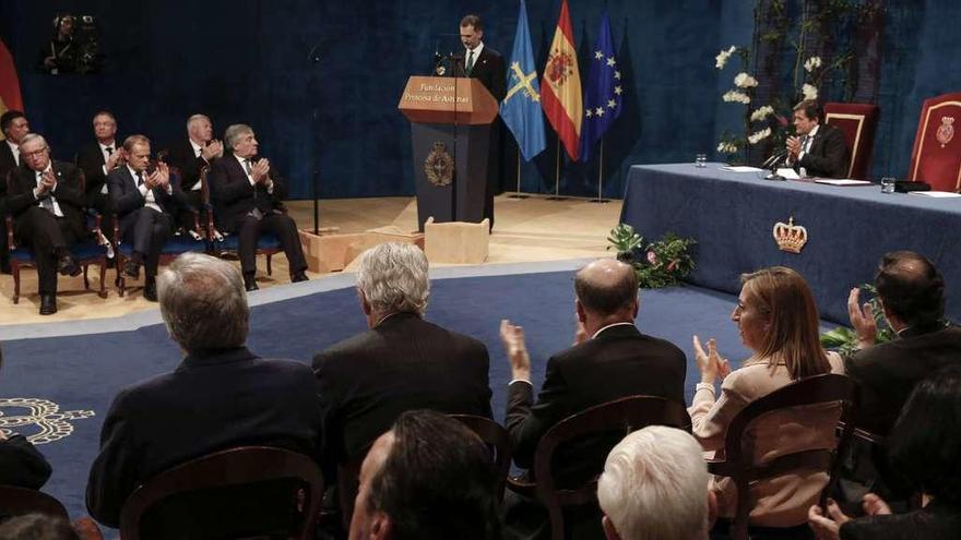 Discurso del monarca, en presencia entre otros del presidente del Gobierno, Mariano Rajoy, y la del Congreso, Ana Pastor, a la derecha. // I.C.