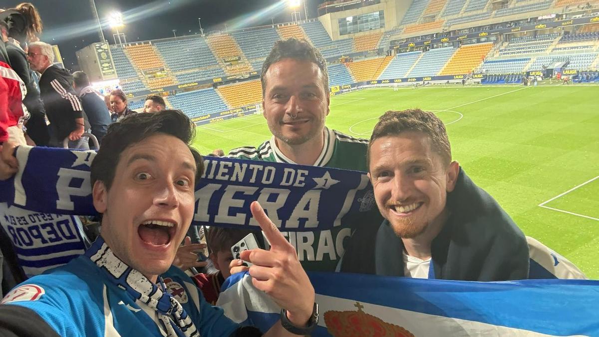 Antonio, haciendo el gesto de a Primera, con sus amigos Diego, de Londres, y Víctor, de Sevilla, en Cádiz