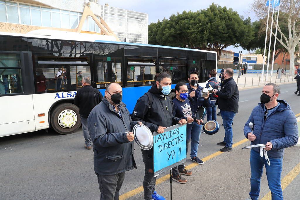 Los hosteleros se presentan en la Asamblea para recibir a López Miras