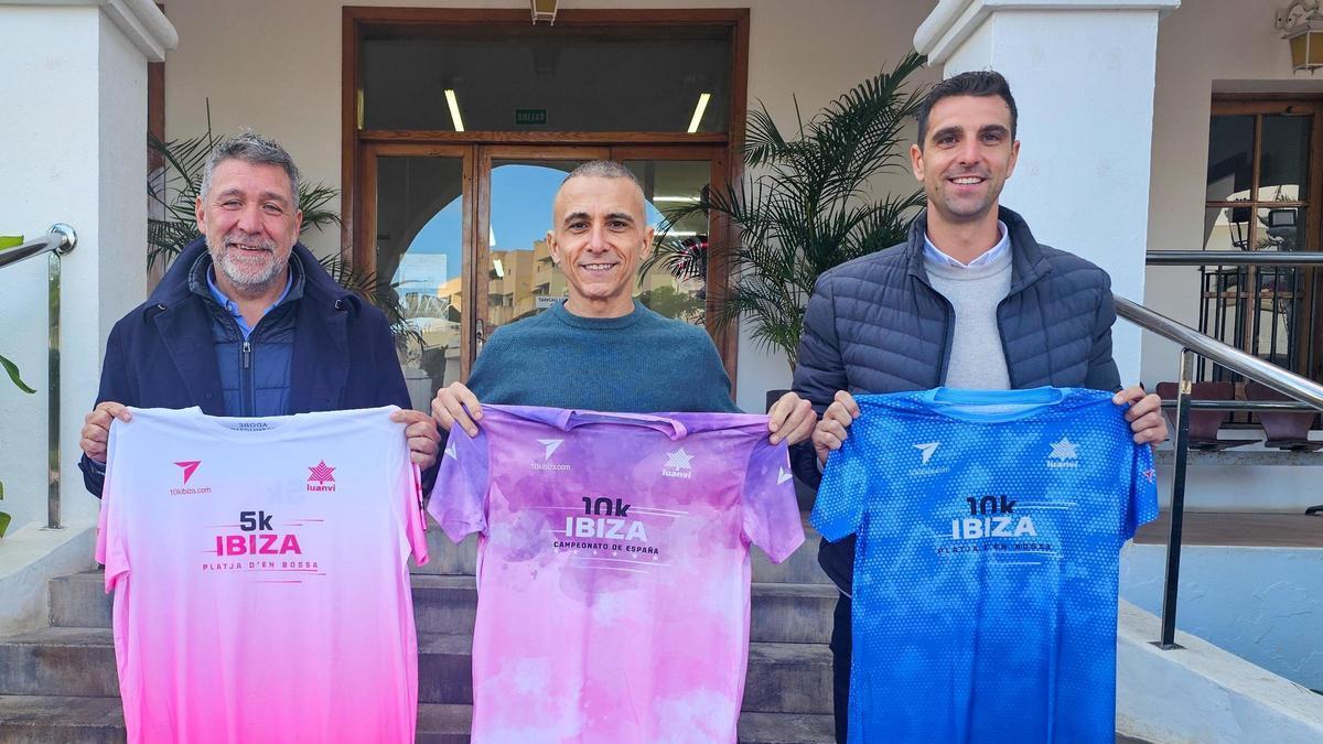 Dani Becerra, junto a Xicu Ribas y Gonzalo Sainz-Pardo presentando la nueva camiseta de la 5K-10K Ibiza-Platja d´en Bossa
