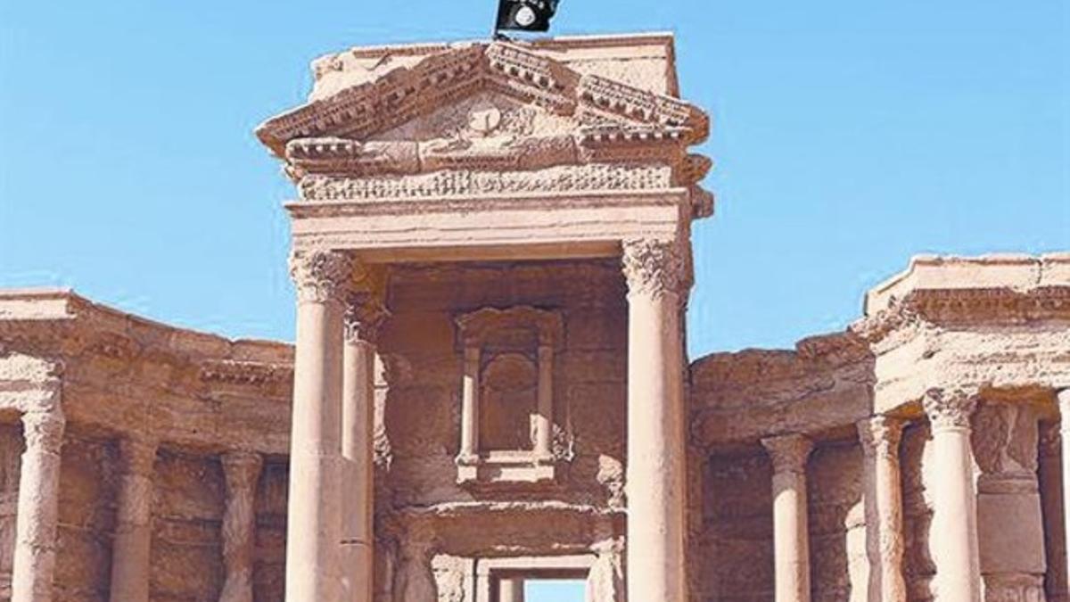 Imagen difundida por el EI con su bandera negra ondeando en lo alto del anfiteatro romano de Palmira, este jueves.