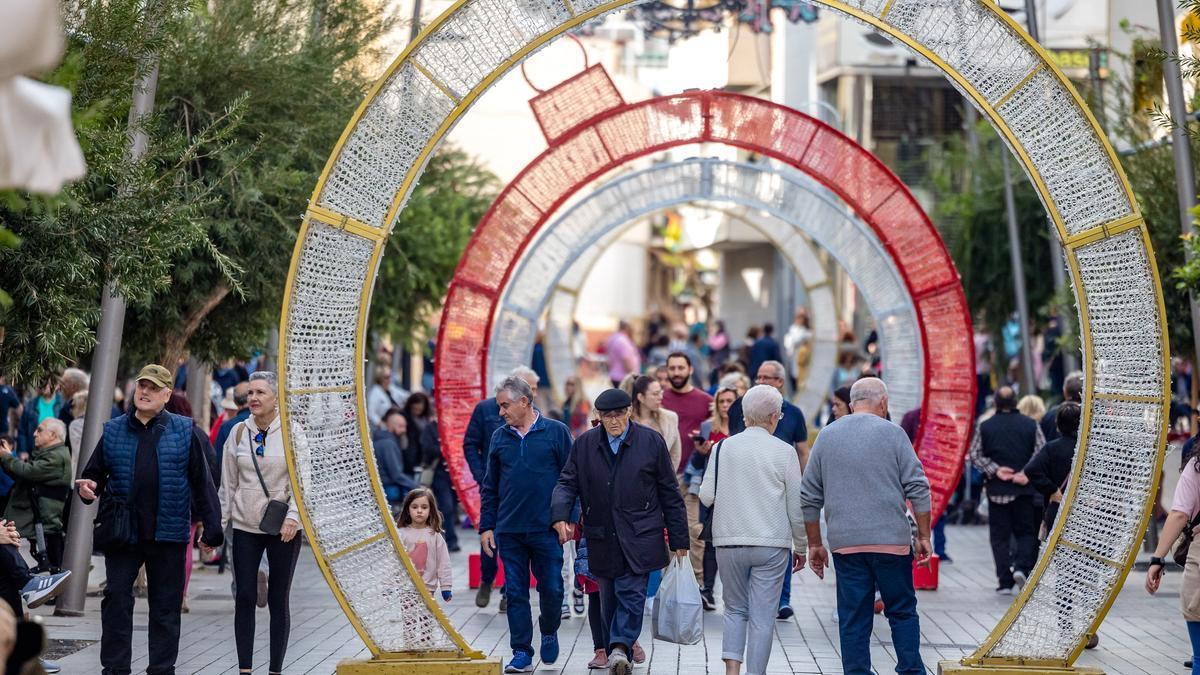 Una de las calles comerciales de Benidorm, este jueves, con decoración navideña.