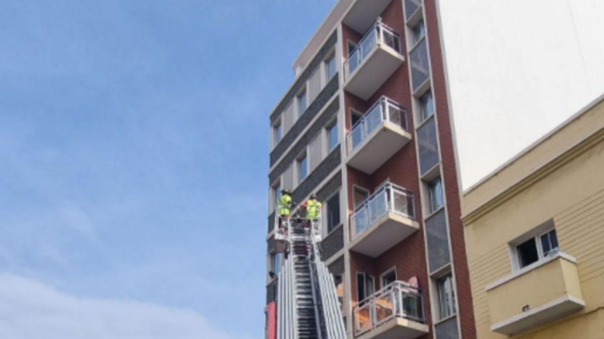 Los bomberos durante la intervención en el edificio de la calle Galicia. | | LP/DLP