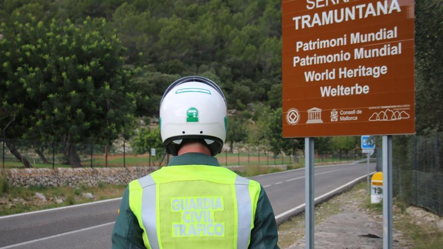 Un agente de la Guardia Civil, en la carretera de la Serra