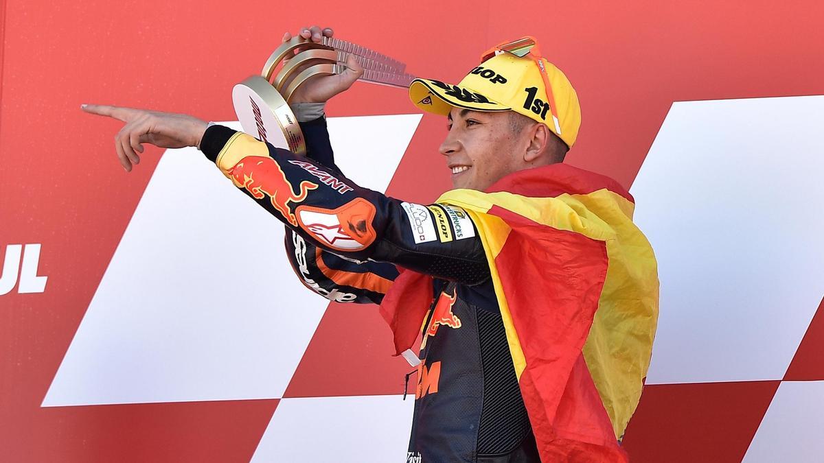 Raúl Fernández gana el GP de Valencia en Moto2.