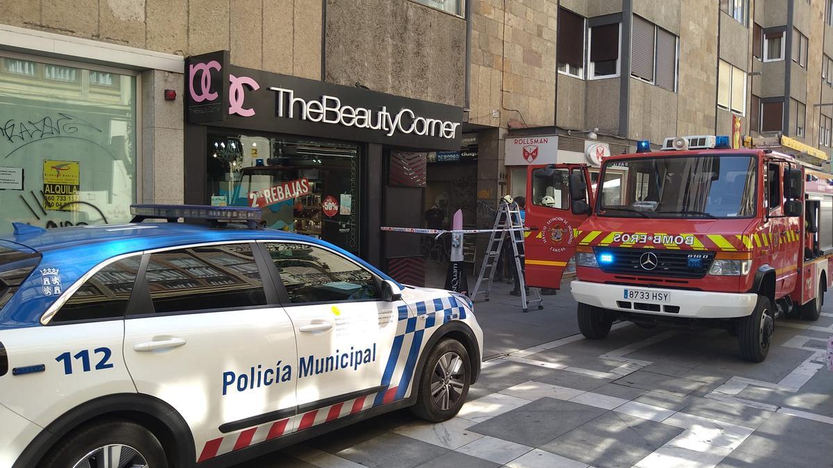 Bomberos y Policía Municipal en el pasaje de Olmedo