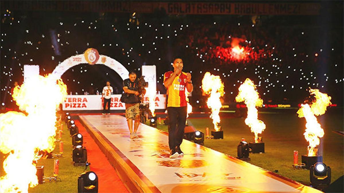 La multitudinaria presentación de Falcao en el Galatasaray