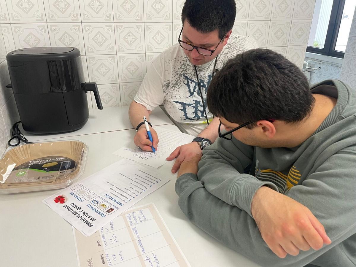 José Manuel y Carlos firman su primer contrato de alquiler