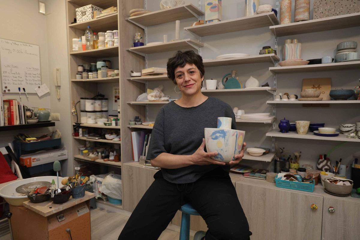 Olalla en su taller vigués Misoco Designs y algunas de las piezas que elabora, tanto funcionales como decorativas.