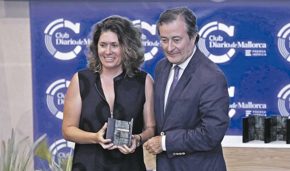 La estrella Michelín Macarena de Castro, que cocina y disfruta viendo cómo saborean sus platos, en palabras de Solivellas, recogió el premio de manos de Joan Gual, presidente de la Autoritat Portuària.