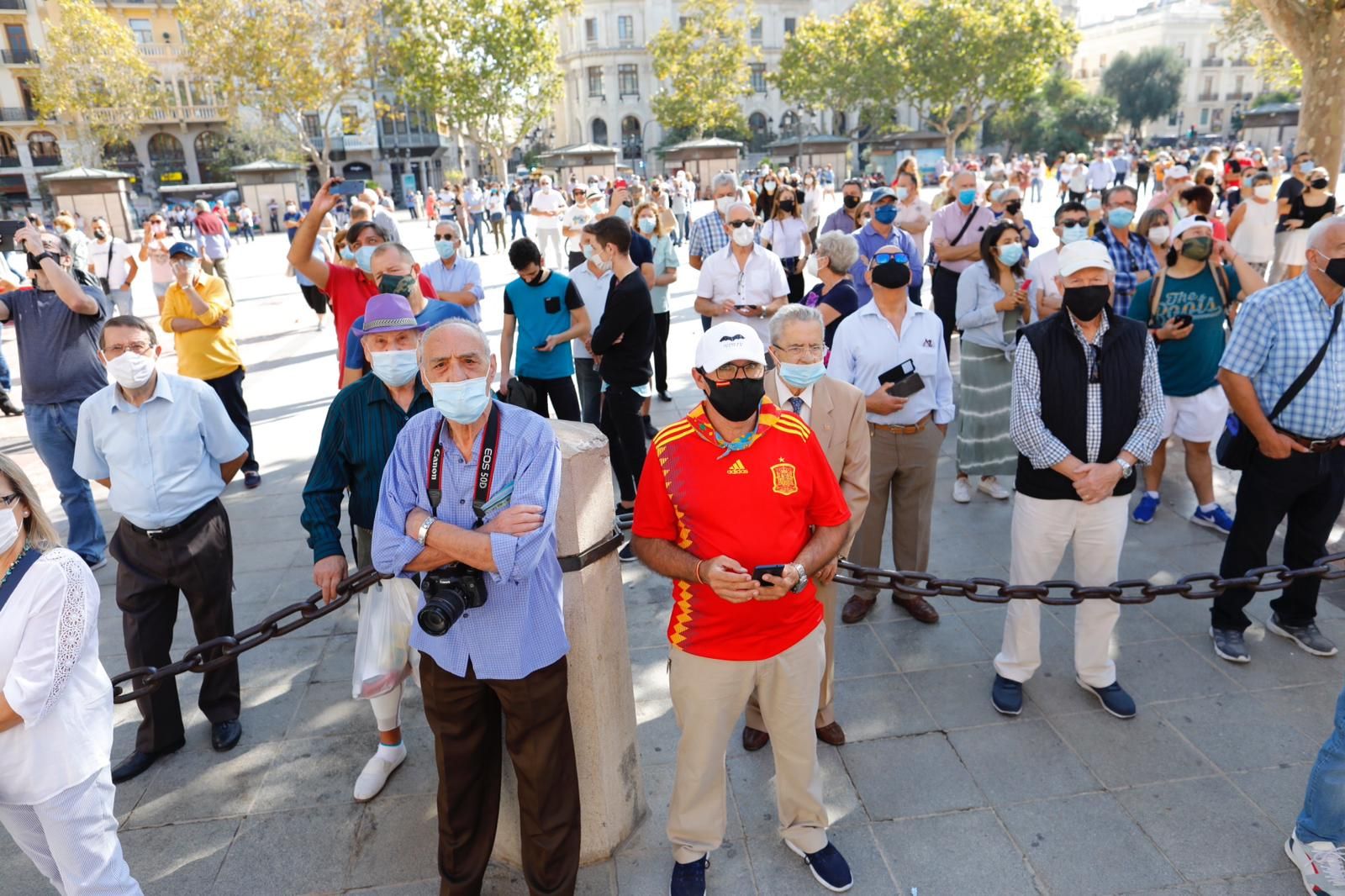 Adelantan la mascletà del 9 d'Octubre ante la aglomeración de gente en la plaza del Ayuntamiento