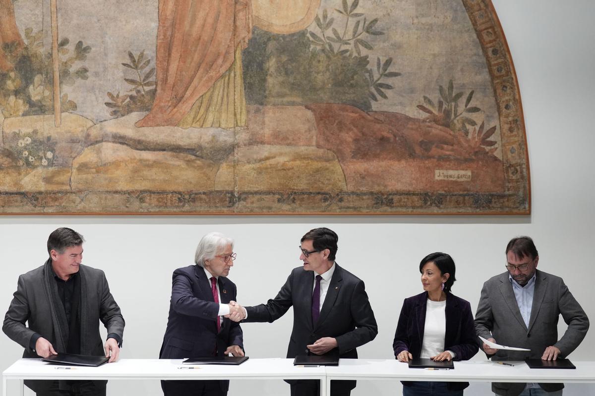 El presidente de Pimec, Antoni Cañete; el presidente de Foment del Treball, Josep Sánchez Llibre; el president de la Generalitat, Salvador Illa; la secretaria general de CCOO Catalunya, Belén López, y el secretario general de UGT Catalunya, Camil Ros, durante la firma del acuerdo de los presupuestos catalanes 2026.