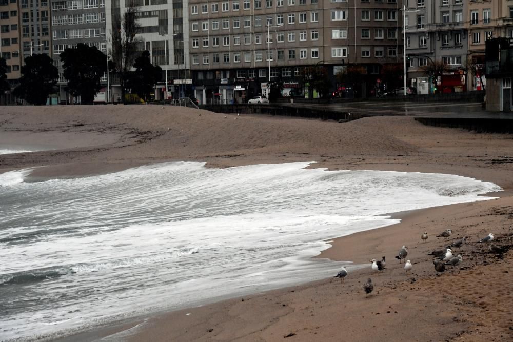 La alerta naranja continúa en el mar. El acceso a las playas y a la torre de Hércules permanece restringido.