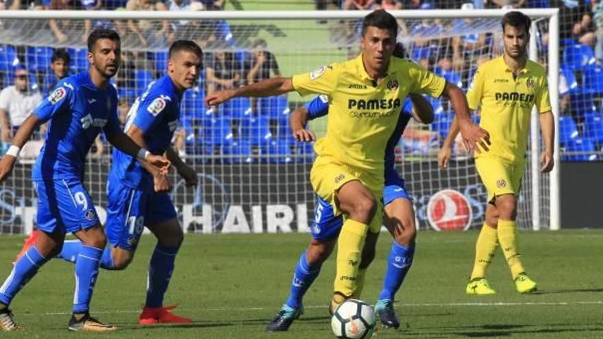 Rodrigo Hernández conduce el esférico, durante el duelo de ayer.