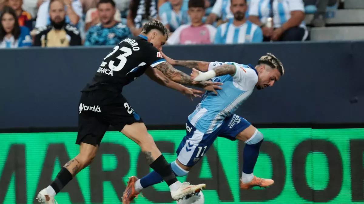 Ximo Navarro, empujando a Joaquín Muñoz.