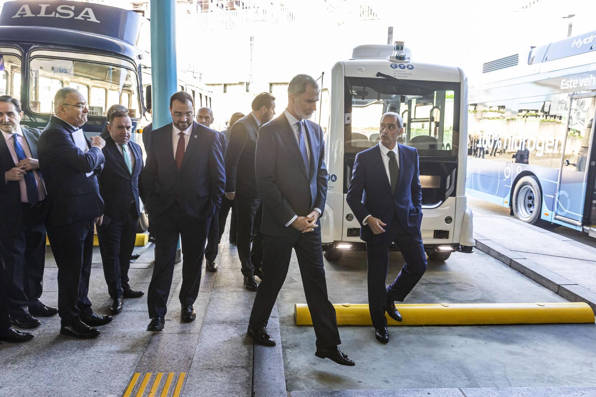 EN IMÁGENES: El Rey visita la estación de autobuses de Oviedo para conmemorar los 100 años de Alsa