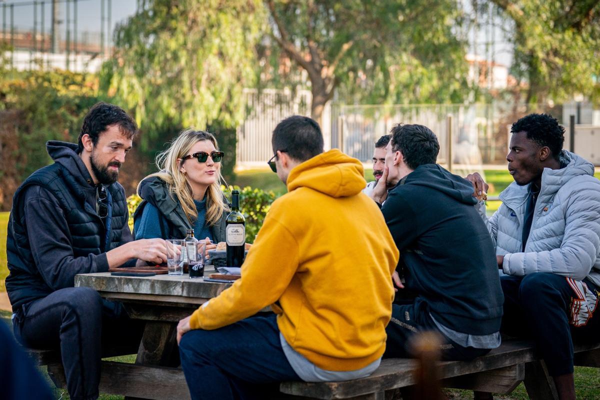 El equipo y familiares compartieron mesa en la Masía para disfrutar de una barbacoa