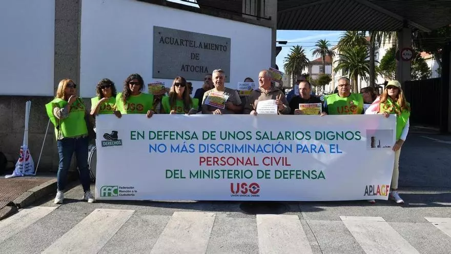 Personal civil de Defensa se concentra en A Coruña para reivindicar "salarios dignos"