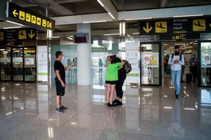 Archivo - Dos personas se abrazan en el Aeropuerto de Palma de Mallorca en Palma de Mallorca, Islas Baleares (España) a 1 de julio de 2020.