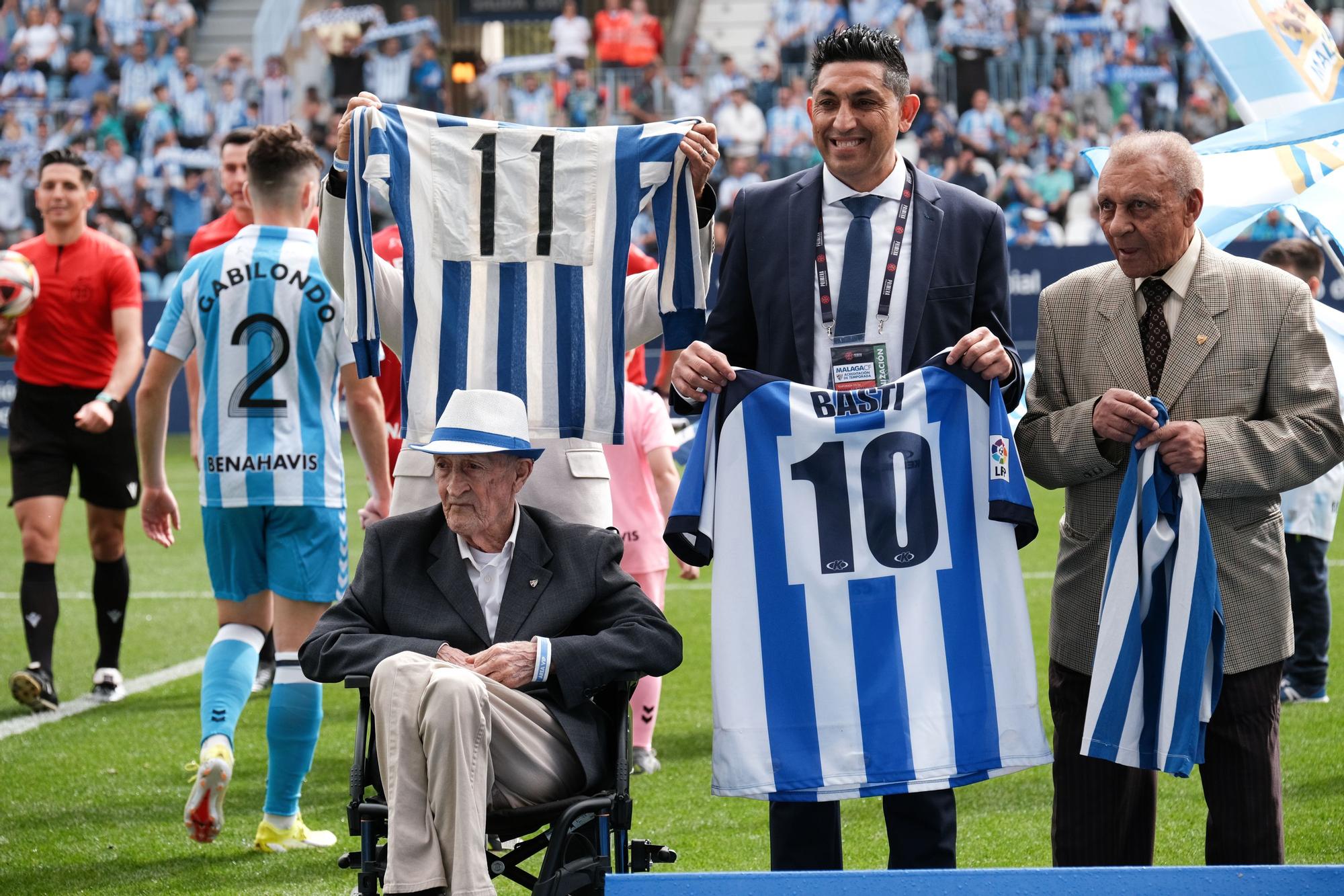 Homenaje a los veteranos del Málaga CF en el partido ante el AD Ceuta disputado en La Rosaleda.