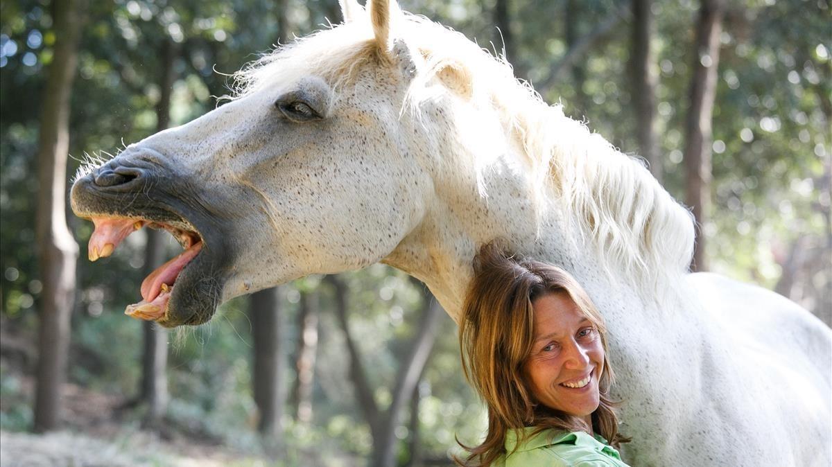 Melín Martínez, abogada y responsable de Horseway, hípica especializada en doma natural y terapias con caballos.