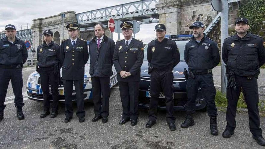 Agentes de la Policía Nacional y mandos, en Tui, en el acto de presentación del plan de seguridad de Semana Santa. // Cristina Graña