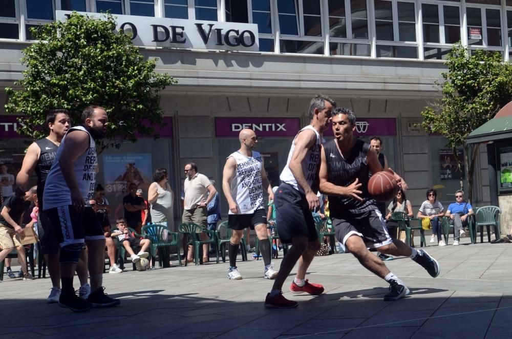 El baloncesto veterano sale a las calles de Vilagarcía. // Noé Parga