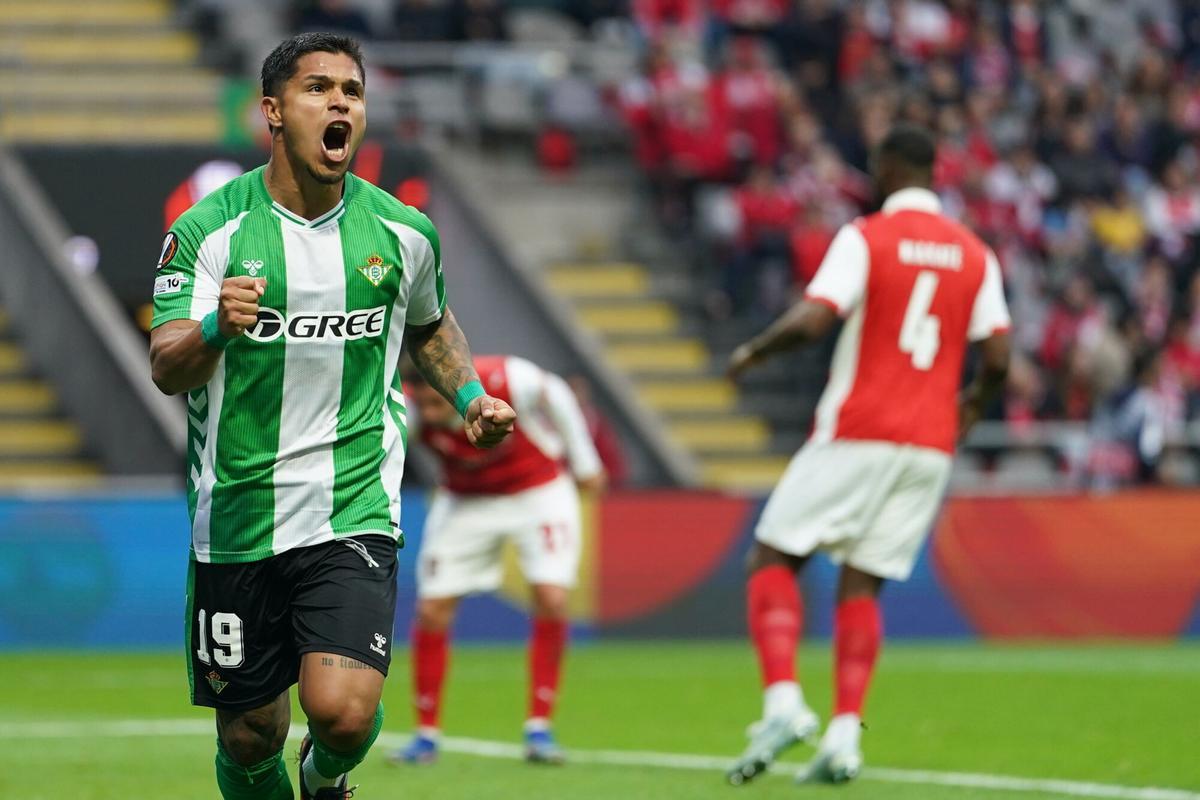 Cucho Hernández celebra su gol de penalti en el Braga-Betis en el Municipal de Braga de ida de cuartos de Europa League