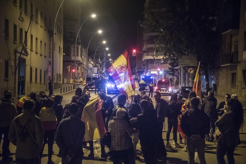 Antifeixistes i espanyolistes conflueixen davant la Guàrdia Civil de Manresa