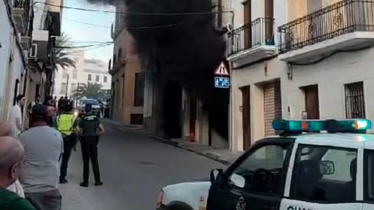 Una negra humareda sale del garaje afectado por un incendio en Castro del Río este jueves.