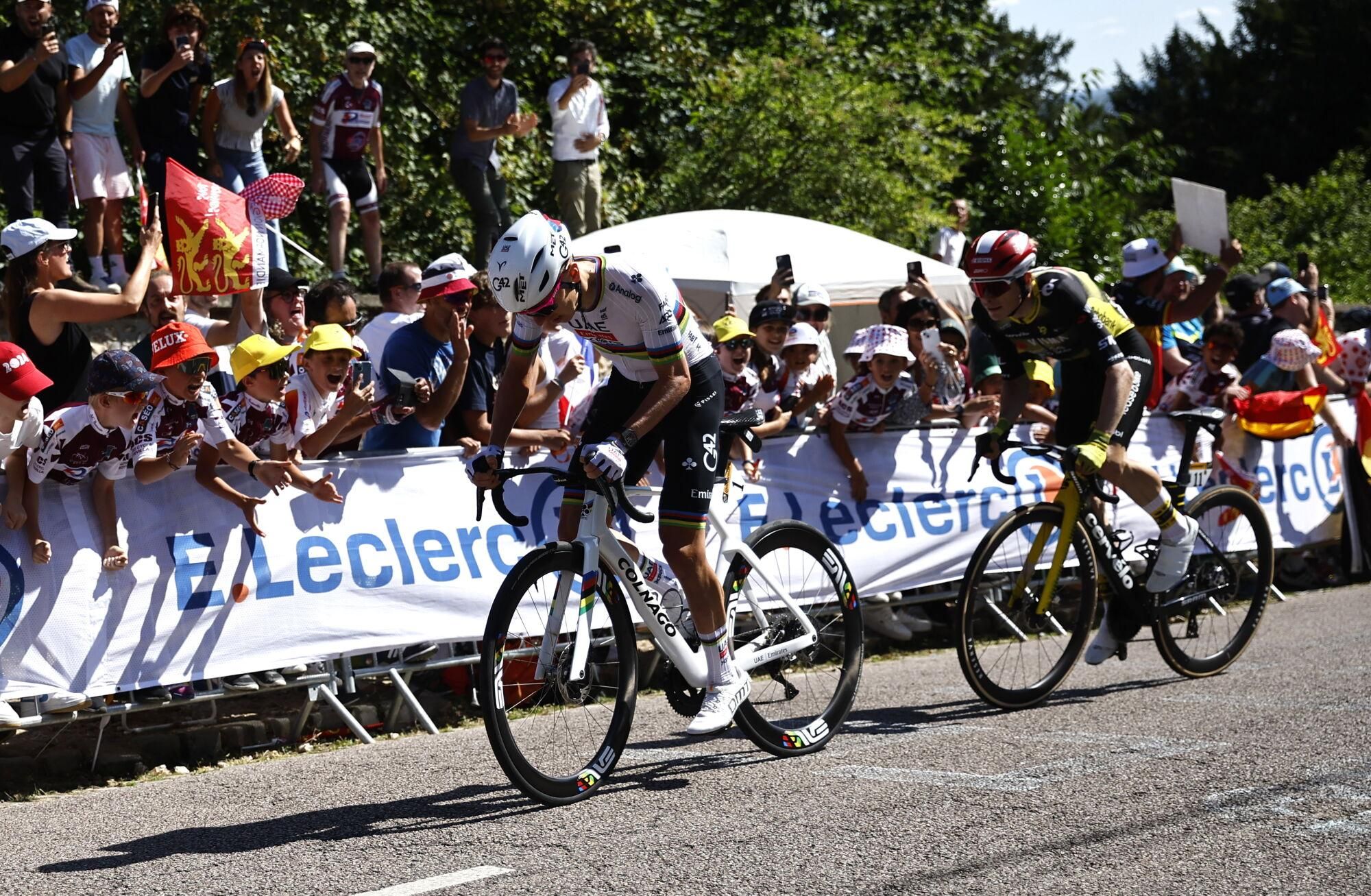 (France), 08/07/2025.- Slovenian rider Tadej Pogacar (L) of UAE Team Emirates and Danish rider Jonas Vingegaard (R) of Team Visma-Lease a Bike in action during the 4th stage of the Tour de France cycling race over 174.2km from Amiens to Rouen, France, 08 July 2025. (Ciclismo, Francia) EFE/EPA/MARTIN DIVISEK