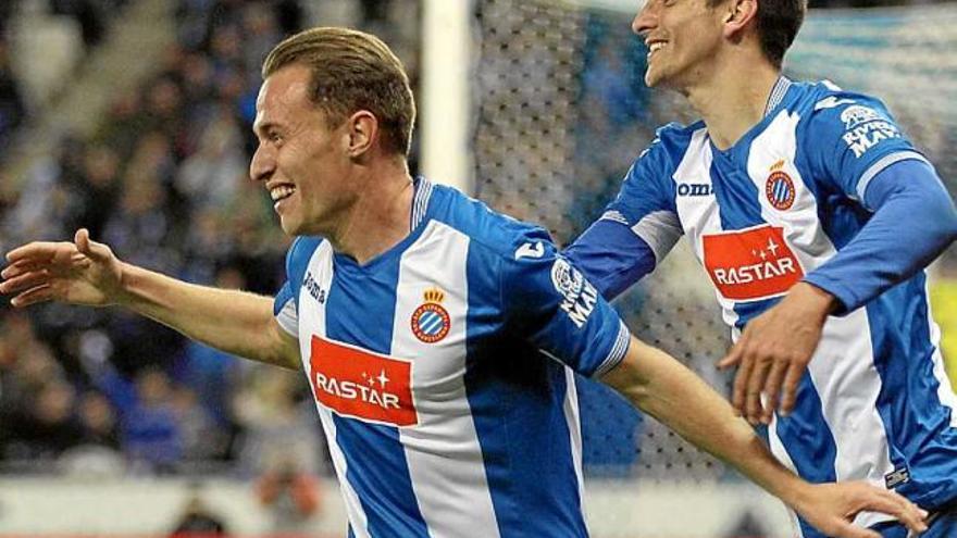 Abraham i Gerard Moreno celebren el primer gol de l&#039;Espanyol, anit