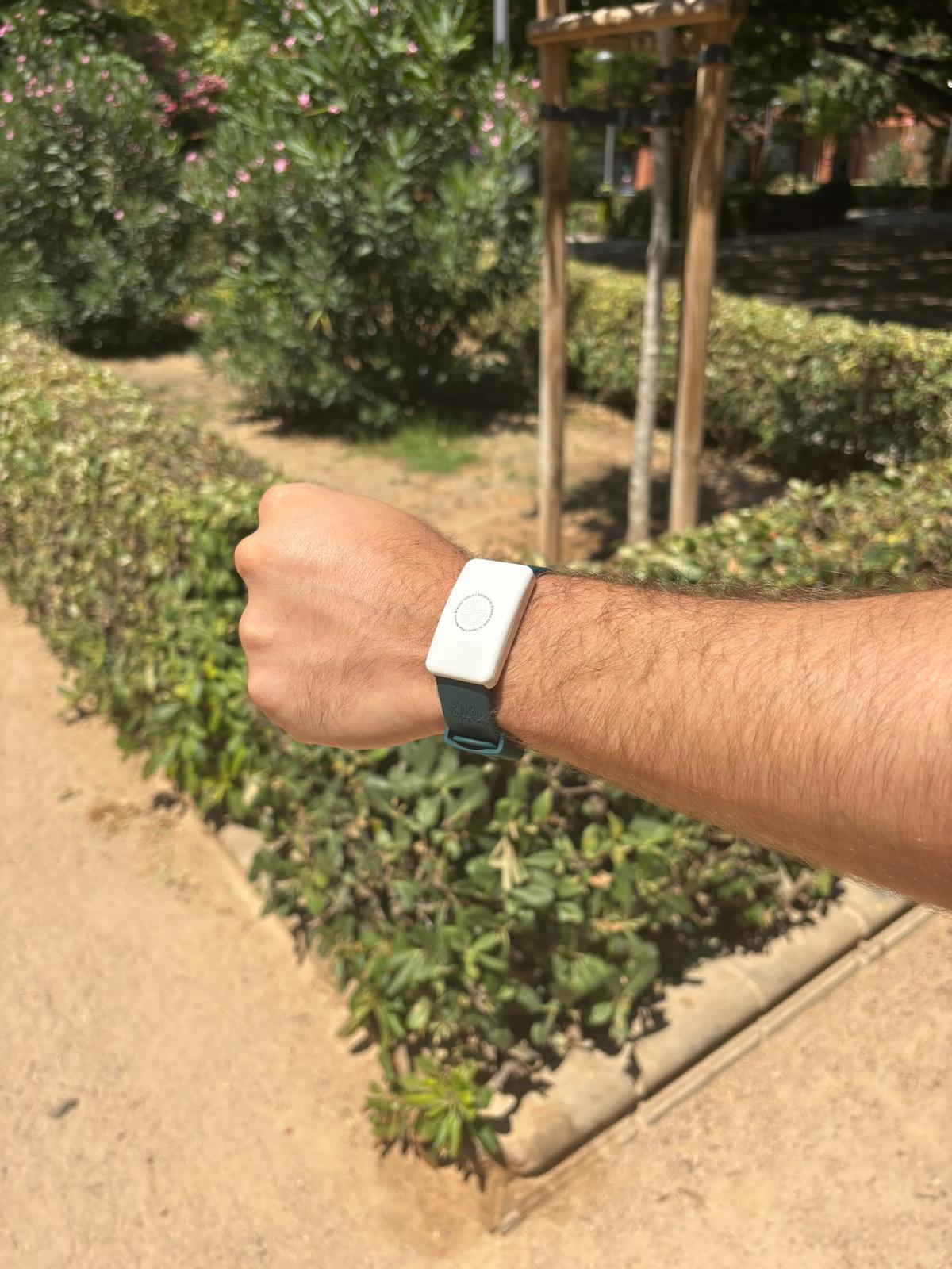 Una pulsera que anticipa golpes de calor a obreros y barrenderos en Madrid.