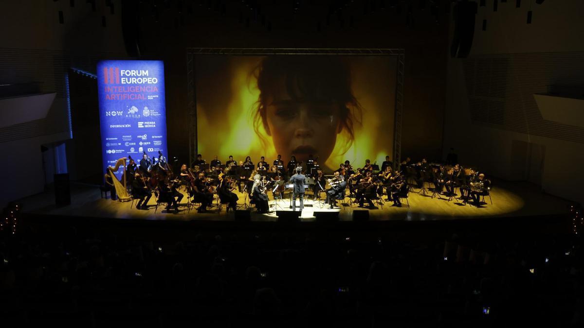 Un momento de la actuación de ADDA Sinfónica con composiciones e imágenes generadas por IA.