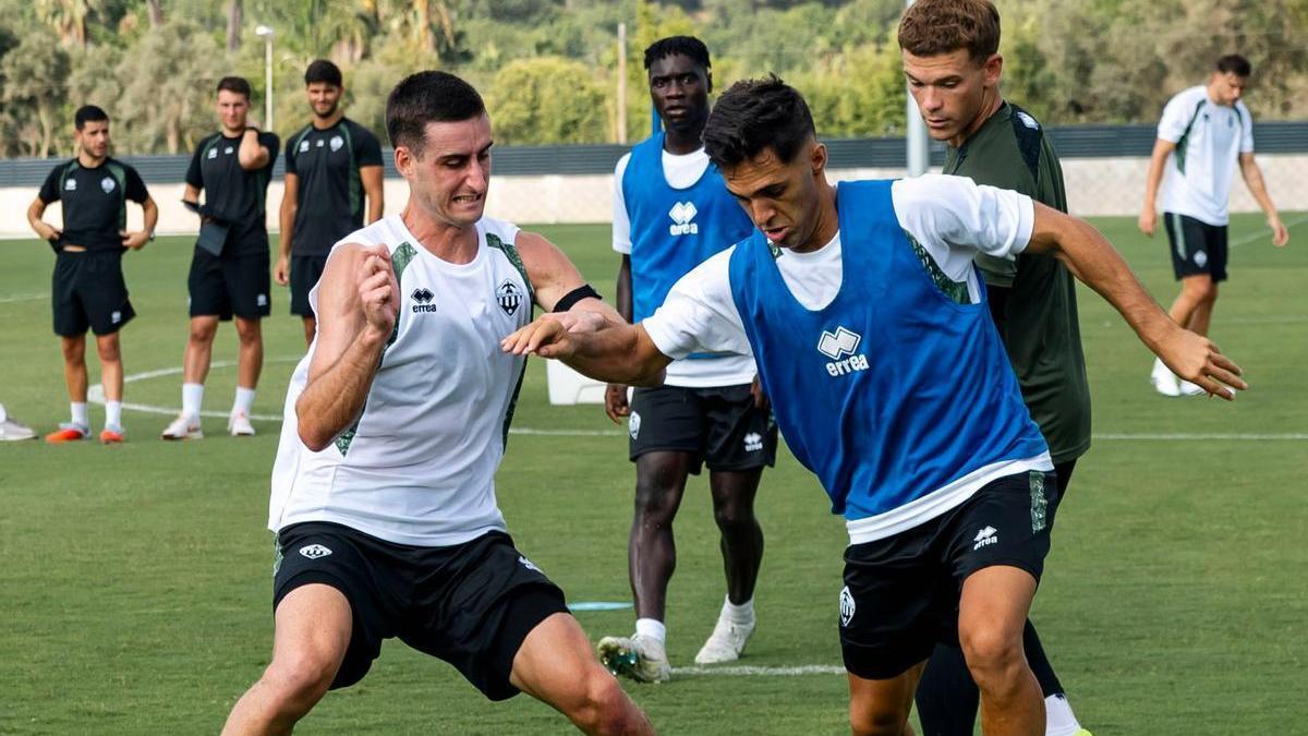 Álvaro García pelea el balón ante Álvaro Martín.