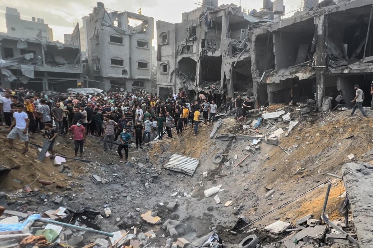 Un grupo de palestinos busca supervivientes entre los edificios destruidos por las bombas