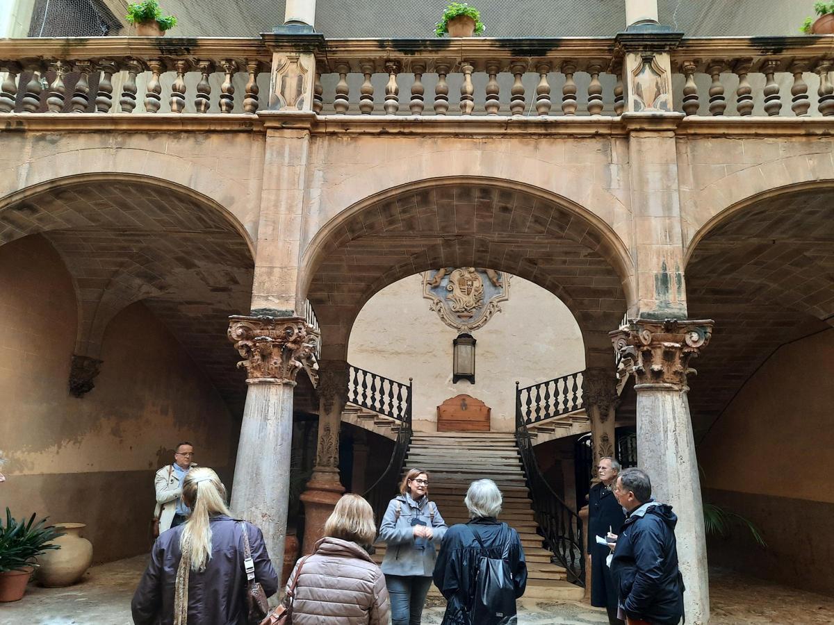Eine Führung mit Maria M. Sureda durch den Stadtpalast Can Vivot.
