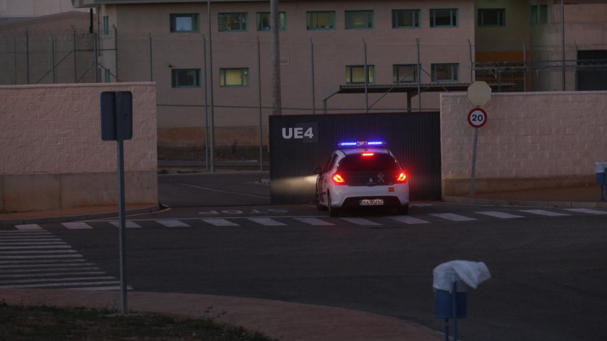 Una patrulla de la Guardia Civil accede a la cárcel en una imagen de archivo.