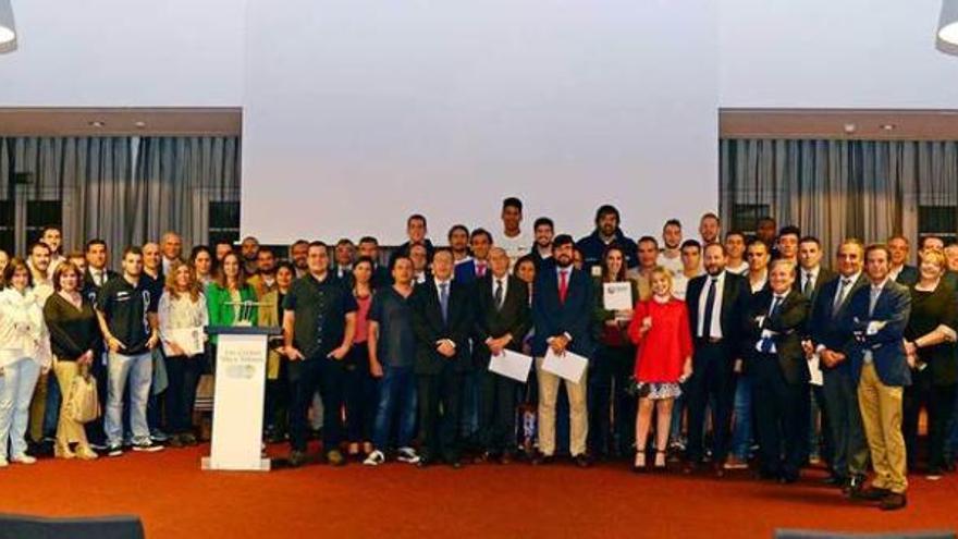 Foto de familia de los patrocinadores y colaboradores del Unión Financiera Baloncesto Oviedo.